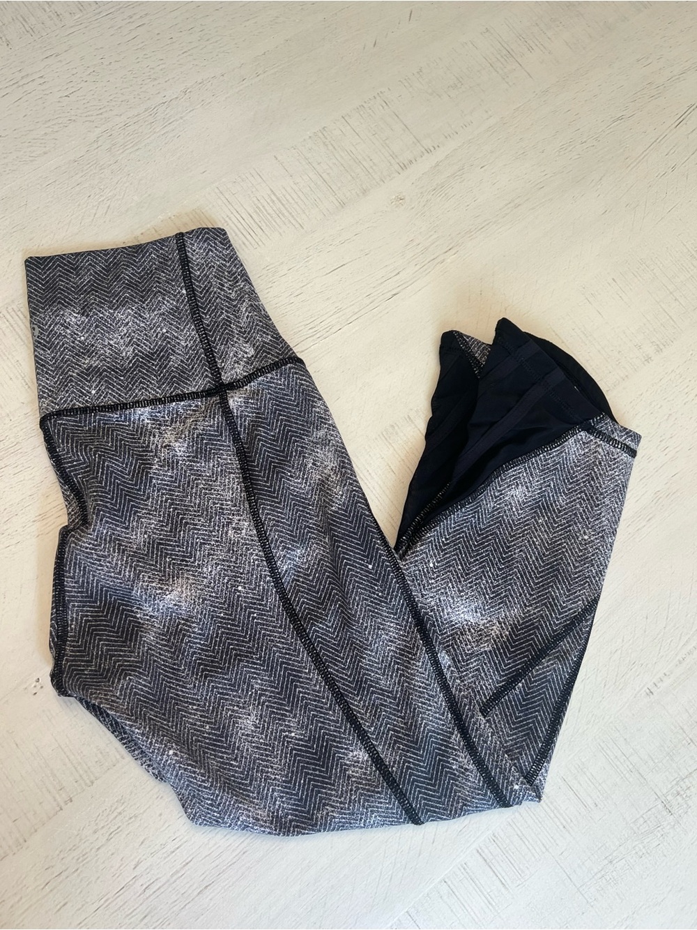 Lululemon Essential Rhythm Crop Leggings Sz 6 Luxtreme Diffusion White Black - Picture 2 of 7